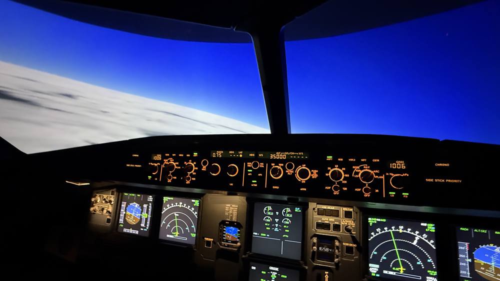 Ruhiger Reiseflug über einer geschlossenen Wolkendecke, Blick aus dem Cockpit