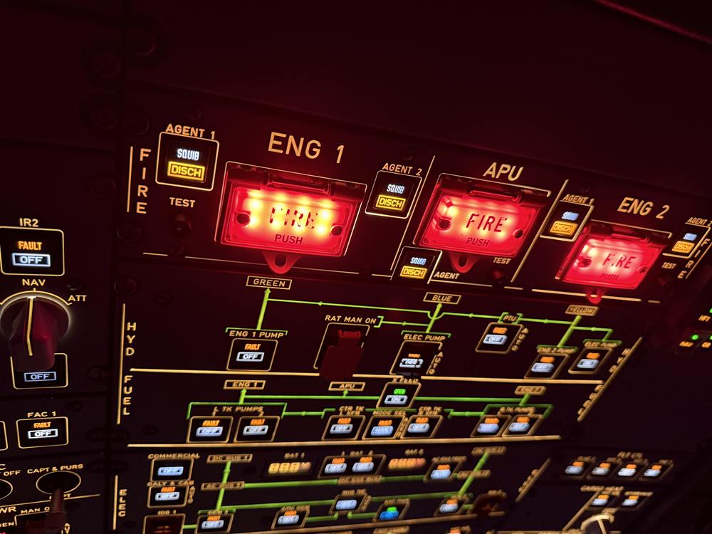 Leuchtende Feuerwarnung an Triebwerk 1, APU und Triebwerk 2 im Overhead-Panel