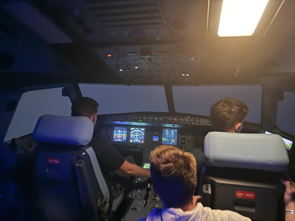 Zwei Teilnehmer in den Pilotensitzen, ein dritter verfolgt den Flug vom Jumpseat dahinter