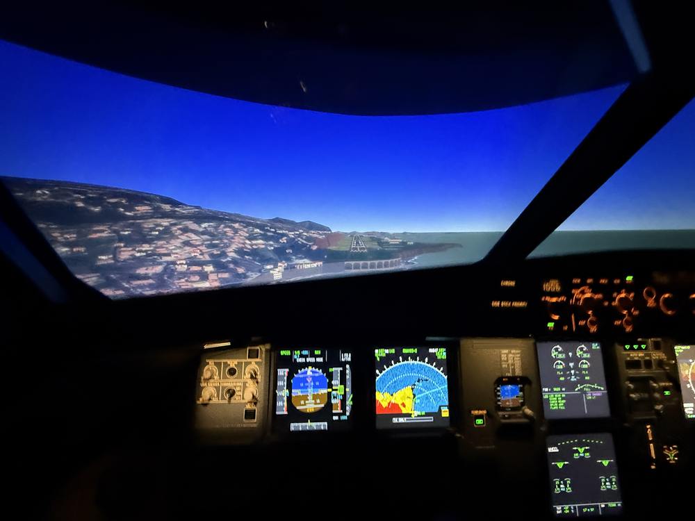 Kurz vor der Landung auf Madeira: Piste an der Küste, Blick aus dem Cockpit