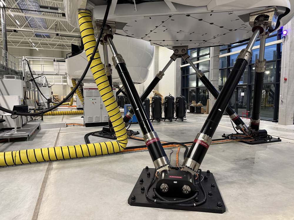 Das Bewegungssystem eines Full Flight Simulators: Aktuatoren tragen die komplette Kabine mit dem Cockpit