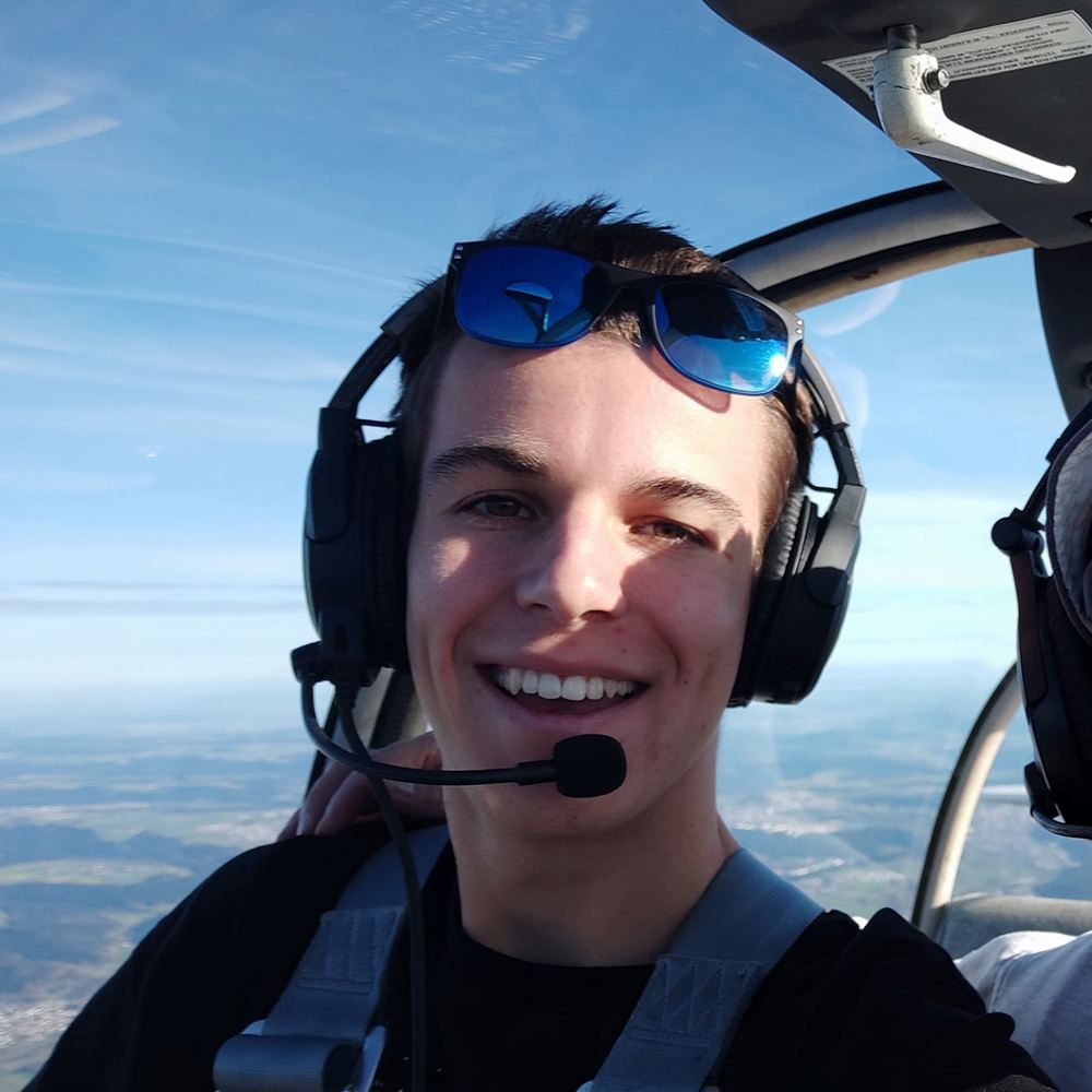 Tim Hittinger mit Headset im Cockpit, während des Flugs